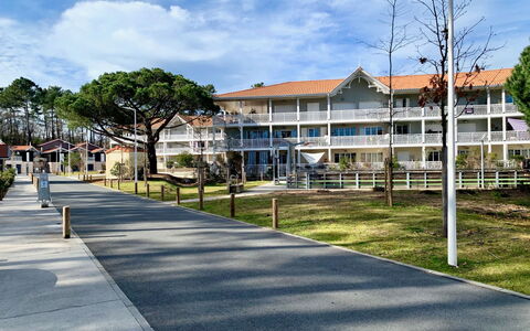 Les Portes de Pyla: Ciel, Nuage, Plante, Bâtiment, Arbre, Design Urbain, Maison, Ombre, Quartier, Zone Résidentielle
