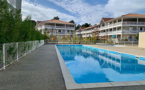 Les Portes de Pyla: Nuage, L'Eau, Bâtiment, Ciel, Plante, Bleu Azur, Piscine, Fenêtre, Arbre, Maison