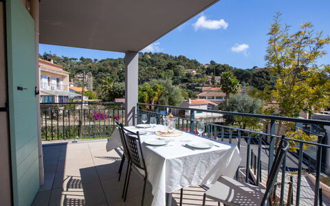 Bormes-Les-Mimosas 109: Table, Meubles, Ciel, Chaise, Nuage, Ombre, Arbre, Tableau De Plein Air, Loisir, Mobilier De Jardin