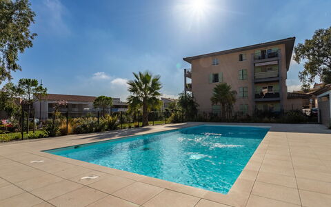 Bormes-Les-Mimosas 109: L'Eau, Ciel, Plante, Propriété, Jour, Bâtiment, Piscine, Bleu Azur, Arbre, Fenêtre