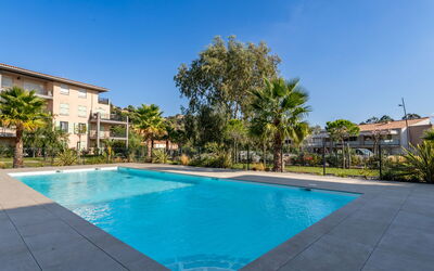 Bormes-Les-Mimosas 109: L'Eau, Plante, Ciel, Piscine, Arbre, Bleu, Bâtiment, Condominium, Ombre, Loisir