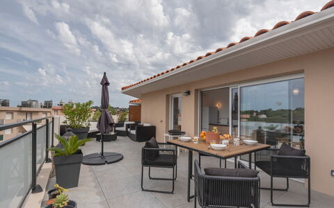 Eden Riviera: Ciel, Nuage, Propriété, Meubles, Bâtiment, Table, Pot De Fleur, Chaise, Plante, Plante D'Appartement