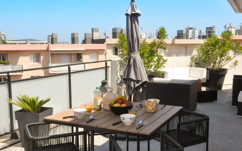 Eden Riviera: L'Eau, Ciel, Propriété, Plante, Bâtiment, Nuage, Piscine, Arbre, Zone Résidentielle, Herbe