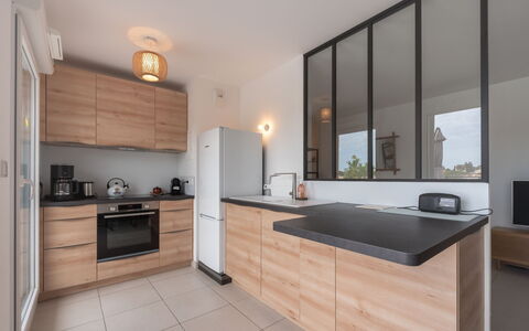 Eden Riviera: Cabinetry, Comptoir, Propriété, Cuisine, Cuisinière, Bois, Électroménager, Appareil De Cuisine, Bâtiment, Éclairage