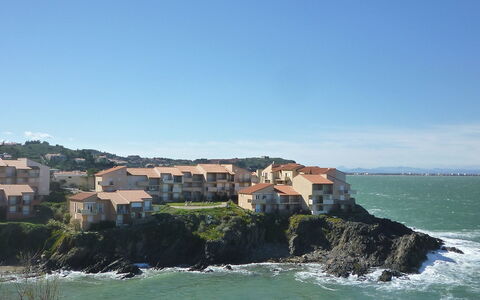 Collioure 400: L'Eau, Ciel, Bâtiment, Terrain, Maison, Paysage Naturel, Paysage, Horizon, Lac, Nuage