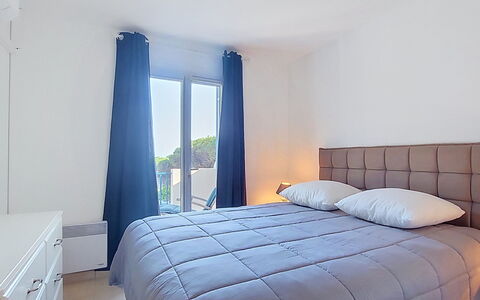 Les Grenadines: Lit, Meubles, Chambre, Literie, Drap De Lit, Design Intérieur, Linge, Pièce, Sol, Éclairage