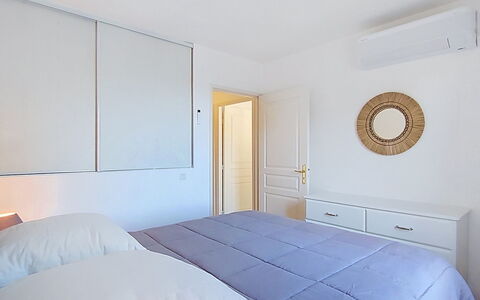 Les Grenadines: Meubles, Lit, Design Intérieur, Chambre, Mur, Sol, Sol, Literie, Bois, Drap De Lit