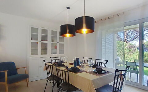 Les Grenadines: Meubles, Design Intérieur, Luminaire, Lustre, Chaise, Salle À Manger, Plafond, Bois, Sol, Table