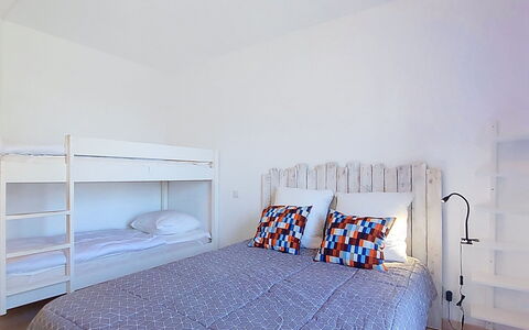 Les Grenadines: Chambre, Lit, Meubles, Bois, Literie, Sol, Drap De Lit, Design Intérieur, Sol, Linge