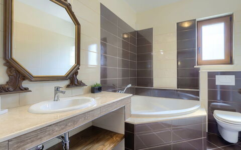 Montebello: Miroir, Robinet, Luminaire Plomberie, Évier, Propriété, Lavabo, Bâtiment, Salle De Bains, Bois, Design Intérieur