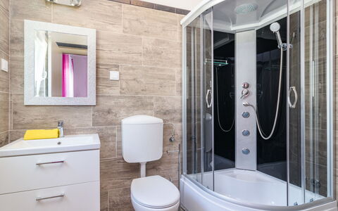 Mario: Miroir, Luminaire Plomberie, Robinet, Bâtiment, Propriété, Photographier, Blanc, Armoire De Toilette, Toilette, Salle De Bains
