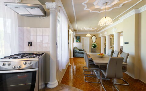 Big Thuja: Meubles, Propriété, Table, Bâtiment, Chaise, Gaz Poele, Bois, Cooktop, Architecture, Design Intérieur