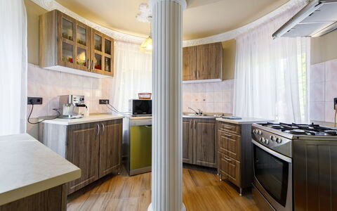 Big Thuja: Comptoir, Cabinetry, Propriété, Meubles, Fenêtre, Cuisine, Table, Bâtiment, Bois, Cuisinière