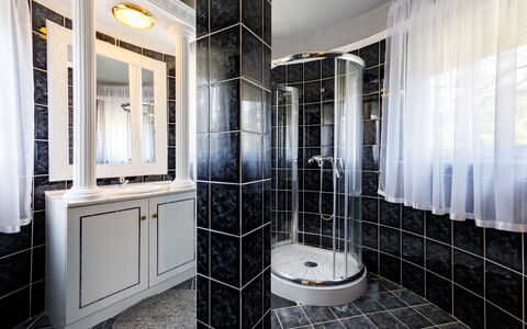 Big Thuja: Miroir, Bâtiment, Luminaire Plomberie, Salle De Bains, Maison, Design Intérieur, Sol, Sol, Porte De Douche