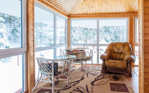 Antoś: Meubles, Table, Canapé, Bleu Azur, Chaise, Bois, Ombre, Design Intérieur, Sol, Bâtiment
