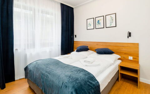Karpatia: Meubles, Propriété, Bâtiment, Confort, Bleu Azur, Bois, Rideau, Design Intérieur, Sol, Mur