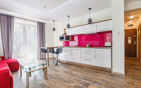 Ustka Wczasowa: Meubles, Propriété, Cabinetry, Bâtiment, Bois, Comptoir, Tiroir, Design Intérieur, Rideau, Salon