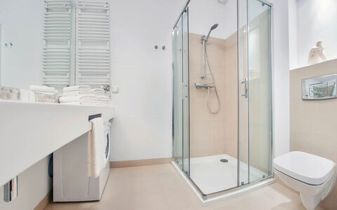 Ustka Wczasowa: Luminaire Plomberie, Tete De Douche, Bâtiment, Douche, Fenêtre, Porte De Douche, Salle De Bains, Maison, Design Intérieur