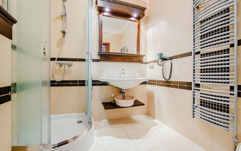 Continental Krynica Morska: Luminaire Plomberie, Bâtiment, Toilette, Robinet, Miroir, Salle De Bains, Design Intérieur, Évier, Sol