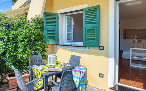 Villa Dell'erta - Levanto, Montale: Plante, Propriété, Jour, Table, Bâtiment, Meubles, Fenêtre, Bleu, Vert, Bleu Azur