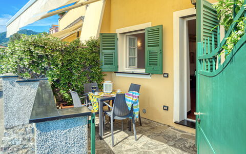 Villa Dell'erta - Levanto, Montale: Bâtiment, Plante, Fenêtre, Jour, Propriété, Porte, Bleu, Vert, Bleu Azur, Pot De Fleur