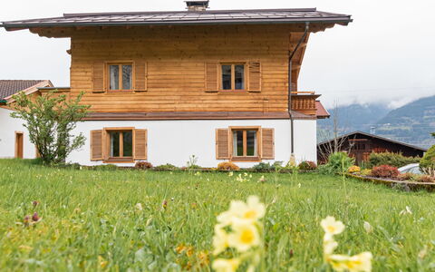 Haus Weickl: Fleur, Plante, Bâtiment, Propriété, Fenêtre, Écorégion, Ciel, Paysage Naturel, Maison, Lot Terre