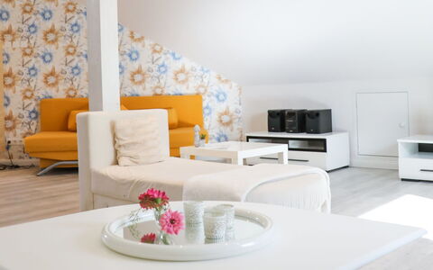Sonnenschein: Propriété, Meubles, Blanc, Table, Design Intérieur, Architecture, Sol, Sol, Ligne, Mur
