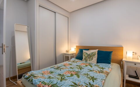 S'Illot-Cala Morlanda: Meubles, Propriété, Bâtiment, Confort, Bleu Azur, Cadre De Lit, Textile, Bois, Lit, Design Intérieur