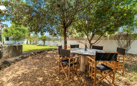 Can Jeroni: Table, Propriété, Meubles, Communauté Des Plantes, Plante, Ombre, Arbre, Branche, Paysage Naturel, Lot Terre
