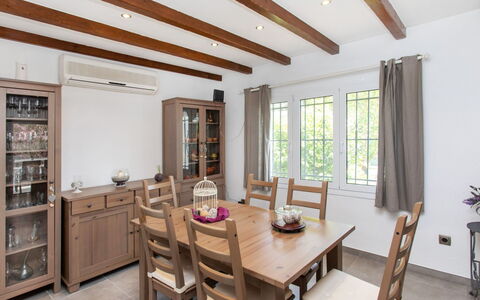 Ami: Table, Meubles, Propriété, Chaise, Bois, Étagère, Éclairage, Design Intérieur, Sol, Sol