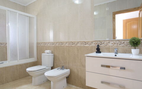 Calpetenis: Miroir, Luminaire Plomberie, Armoire De Toilette, Propriété, Évier, Lavabo, Robinet, Salle De Bains, Plante, Plante D'Appartement