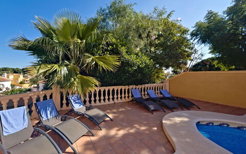 Calpetenis: Ciel, Bleu Azur, Plante, Ombre, Arbre, Piscine, Mobilier De Jardin, Balancelle, Chaise, Station Balnéaire