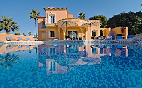 Gardenia: Ciel, L'Eau, Bleu Azur, Bâtiment, Arbre, Piscine, Arecales, Loisir, Paysage, Plante