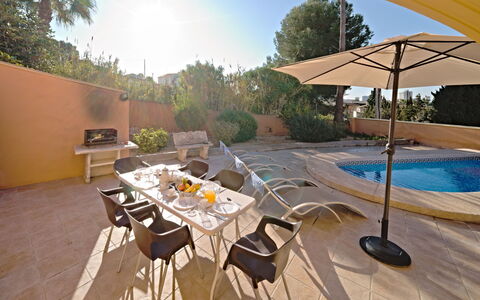 Gardenia: Meubles, Ciel, Table, Chaise, Plante, Arbre, Mobilier De Jardin, Ombre, Vaisselle, Tableau De Plein Air
