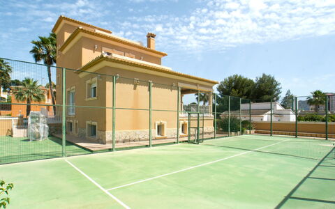Nadaltenis: Ciel, Nuage, Plante, Bâtiment, Ombre, Arbre, Maison, Herbe, Fenêtre, Loisir