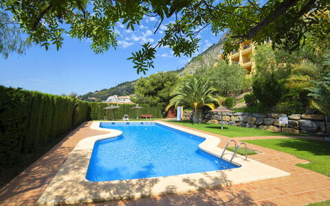Residencial Jazmines: Ciel, Plante, L'Eau, La Nature, Bleu Azur, Arbre, Piscine, Bâtiment, Ombre, Paysage Naturel