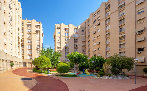 Essensacioneshome Los Almendros: Plante, Bâtiment, Jour, Ciel, Propriété, Fenêtre, Design Urbain, Bloc Tour, Biome, Quartier