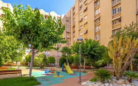 Essensacioneshome Los Almendros: Plante, Jour, Bâtiment, Propriété, Ciel, Vert, Bleu Azur, Fenêtre, Architecture, Design Urbain