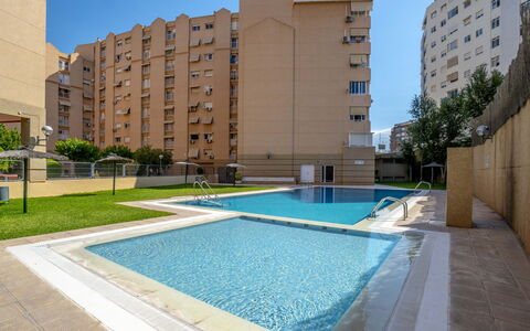 Essensacioneshome Los Almendros: Bâtiment, L'Eau, Plante, Ciel, Jour, Propriété, Fenêtre, Bleu Azur, Piscine, Ombre