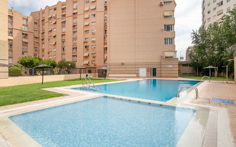 Essensacioneshome Los Almendros: L'Eau, Bâtiment, Propriété, Fenêtre, Piscine, Ciel, Plante, Nuage, Arbre, Ombre
