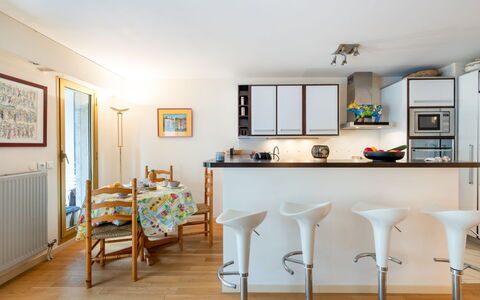 Les Princes: Cadre, Meubles, Table, Bleu Azur, Bois, Plante D'Appartement, Sol, Peindre, Sol, Salon