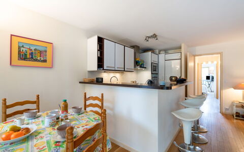 Les Princes: Cadre, Meubles, Propriété, Table, Bleu Azur, Bois, Design Intérieur, Sol, Sol, Peindre
