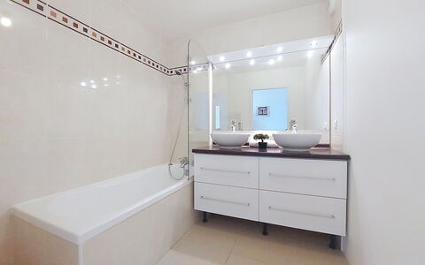 Villa Regatta: Luminaire Plomberie, Salle De Bains, Design Intérieur, Sol, Évier, Sol, Robinet, Lavabo, Miroir, Plomberie
