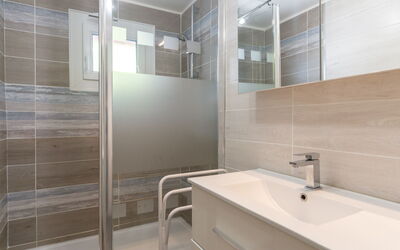 Les Trounques 495.1: Robinet, Propriété, Luminaire Plomberie, Salle De Bains, Évier, Design Intérieur, Bâtiment, Sol, Ligne