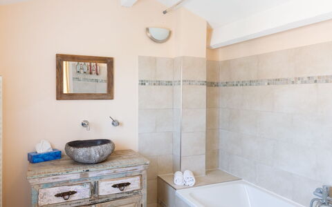 La Discrete: Baignoire, Bâtiment, Propriété, Luminaire Plomberie, Armoire De Toilette, Bleu Azur, Bois, Salle De Bains, Design Intérieur, Éclairage