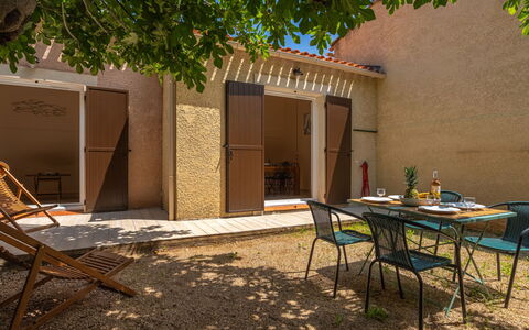 La Discrete: Propriété, Ombre, Table, Plante, Arbre, Mobilier De Jardin, Surface De La Route, Bois, Loisir, Chaise
