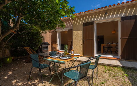 La Discrete: Ciel, Meubles, Bâtiment, Plante, Table, Arbre, Ombre, Fenêtre, Porte, Chaise