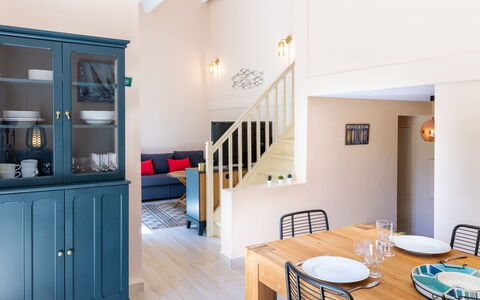 La Discrete: Table, Meubles, Cabinetry, Chaise, Bois, Cuisine, Éclairage, Design Intérieur, Sol, Sol