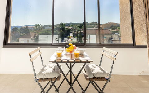 Odyssee 80: Meubles, Table, Fleur, Propriété, Fenêtre, Bâtiment, Textile, Chaise, Ciel, Design Intérieur