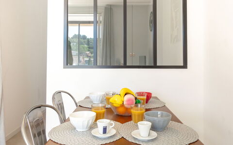 Odyssee 80: Aliments, Vaisselle, Propriété, Table, Miroir, Meubles, Vaisselle, Fenêtre, Bois, Bâtiment
